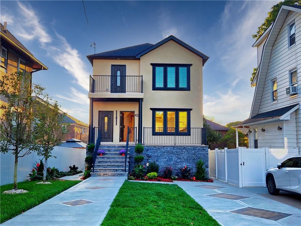 Exterior, Facade, Modern