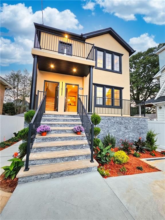 Exterior, Facade, Modern