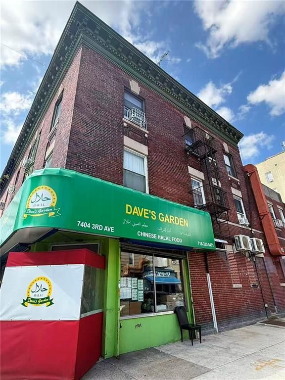 Exterior, Facade, Brick Facade, Chicago School