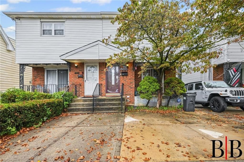 Exterior, Facade, Brick Facade, American Foursquare