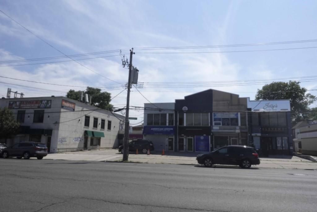 Exterior, Facade, Modern