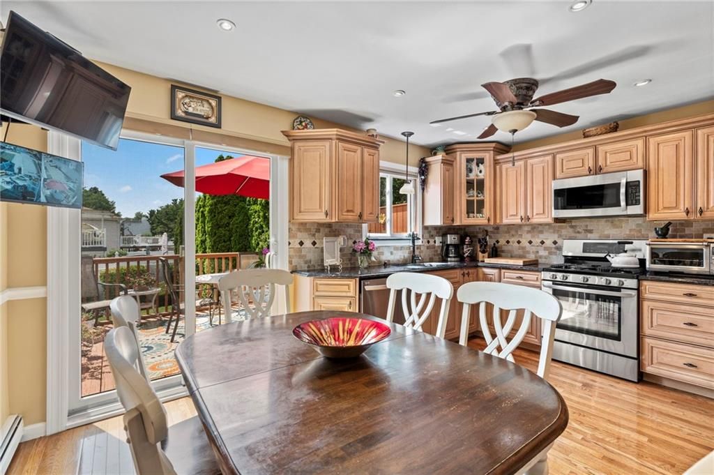 Dining room, Interior, Kitchen, Recessed Lighting, Stainless Steel Appliances, Wood Texture Flooring