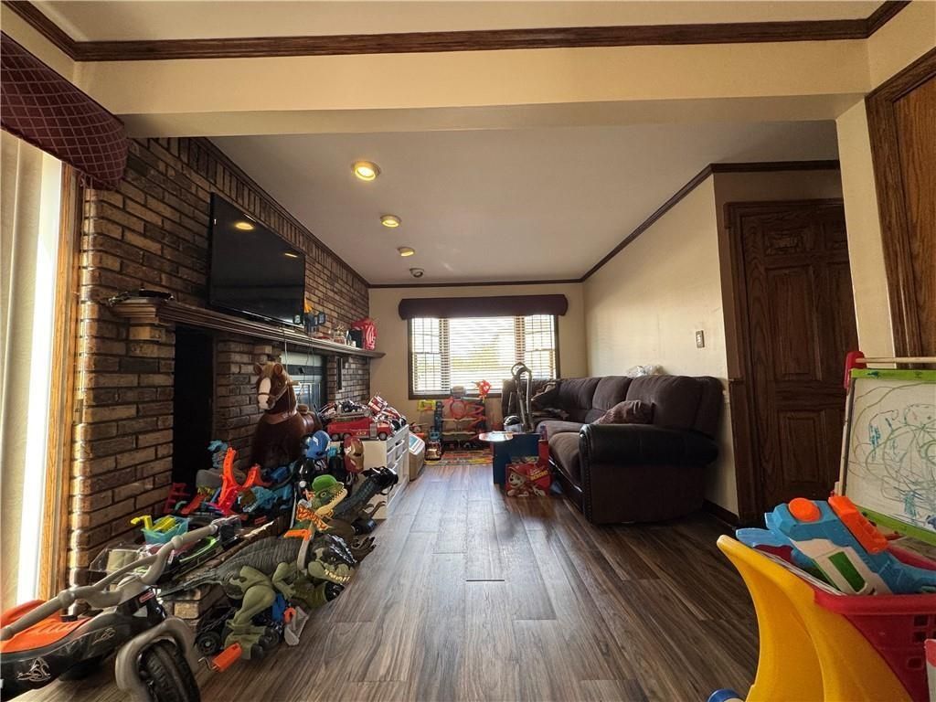 Fitness Equipment, Interior, Living room, Recessed Lighting, Stone Walls, Wood Texture Flooring