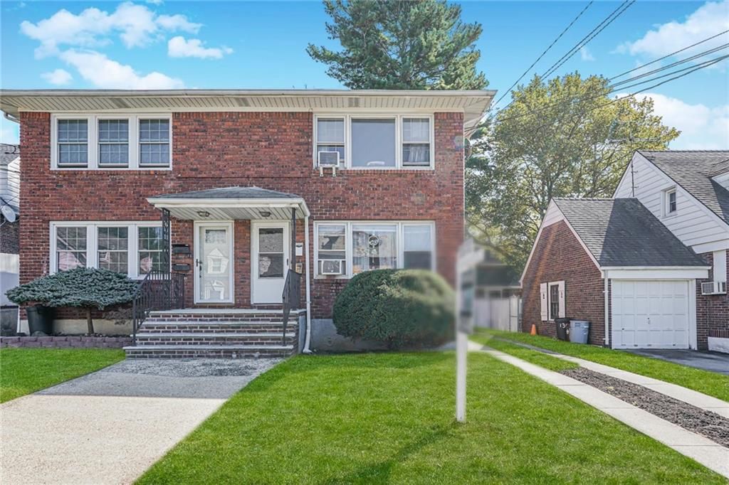 Attached, Exterior, Facade, Brick Facade, Georgian