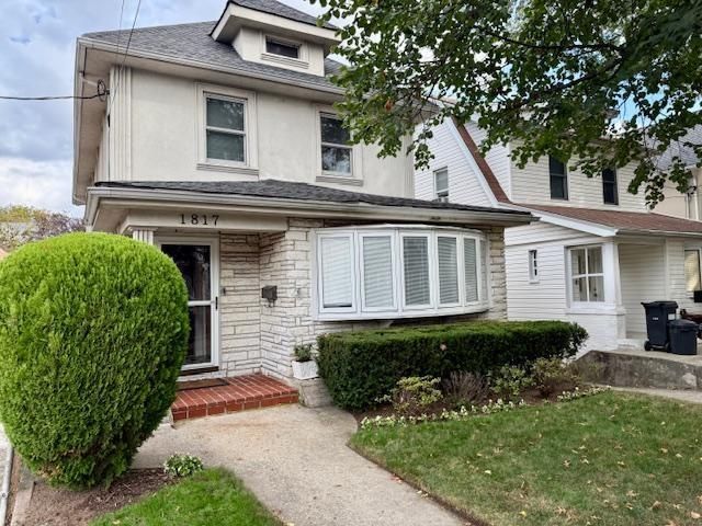 Exterior, Facade, American Foursquare