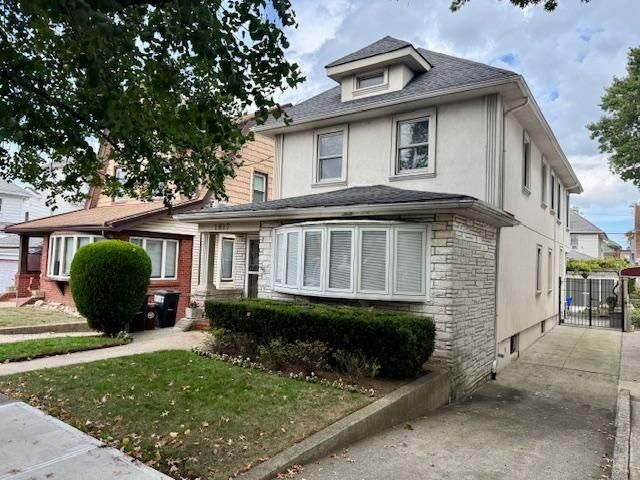 Exterior, Facade, Brick Facade, American Foursquare