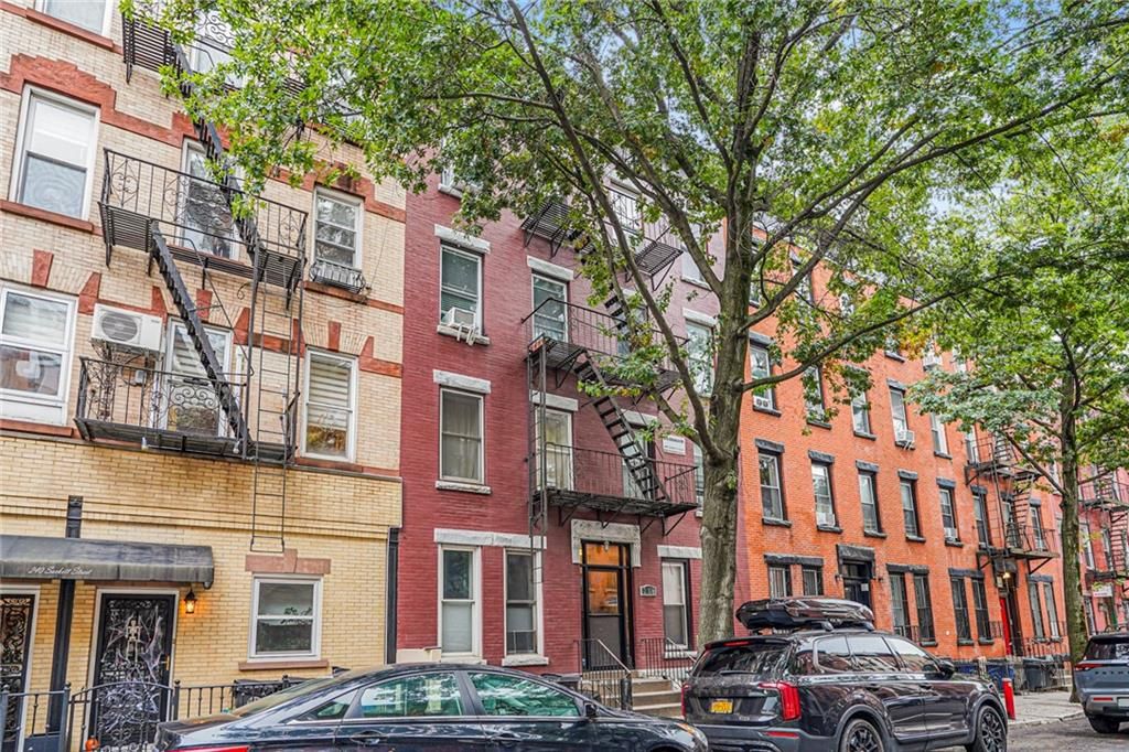 Exterior, Facade, Brick Facade, Rowhouse