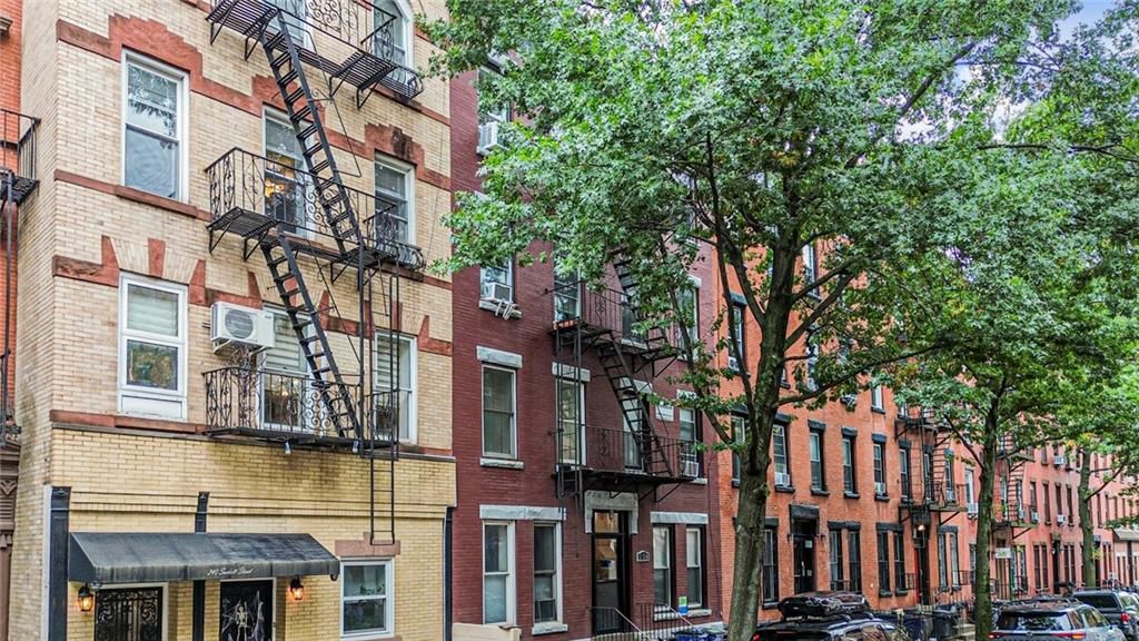 Exterior, Facade, Brick Facade, Rowhouse