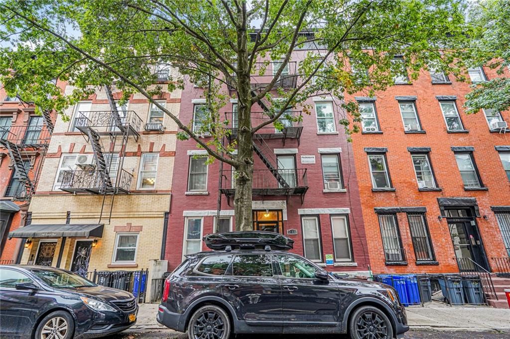 Exterior, Facade, Brick Facade, Rowhouse