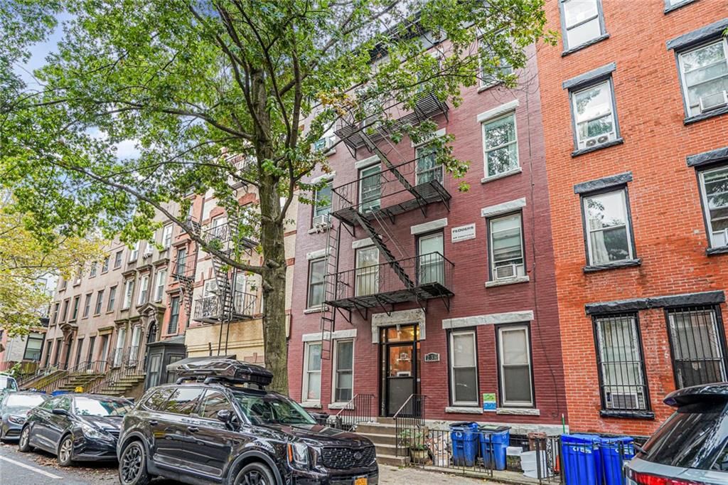 Exterior, Facade, Brick Facade, Rowhouse