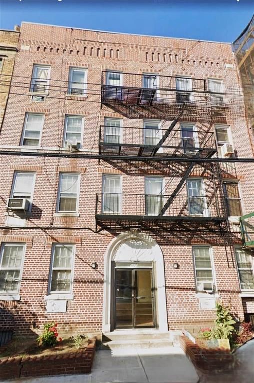 Exterior, Facade, Brick Facade, Rowhouse