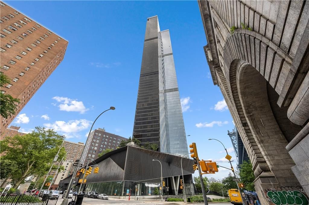 Exterior, Facade, Highrise