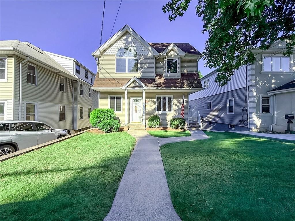 Exterior, Facade, Queen Anne Victorian