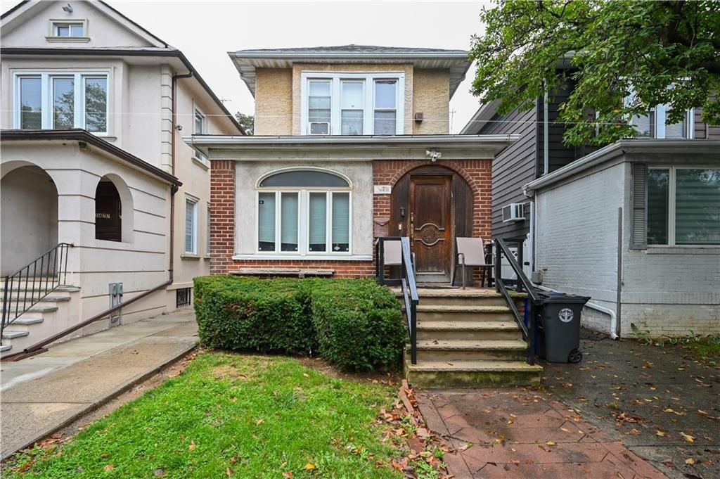 Exterior, Facade, Brick Facade, Rowhouse