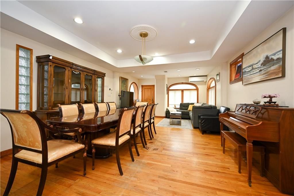 Dining room, Interior, Living room, Piano, Recessed Lighting, Wood Texture Flooring