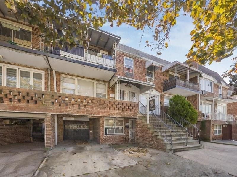 Exterior, Facade, Brick Facade, Rowhouse