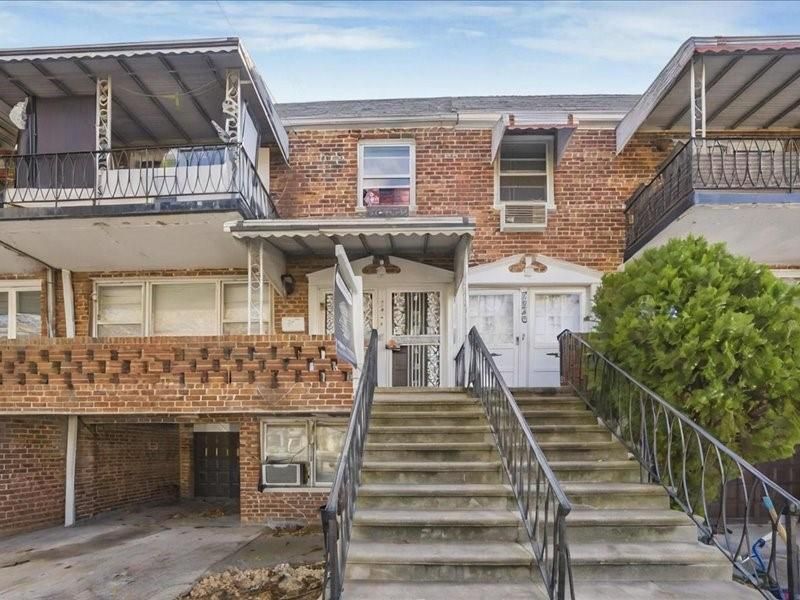 Exterior, Facade, Brick Facade, Rowhouse