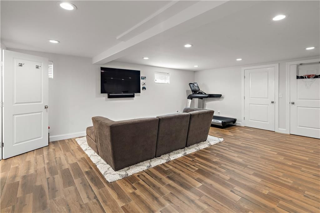 Fitness Equipment, Interior, Living room, Recessed Lighting, Wood Texture Flooring