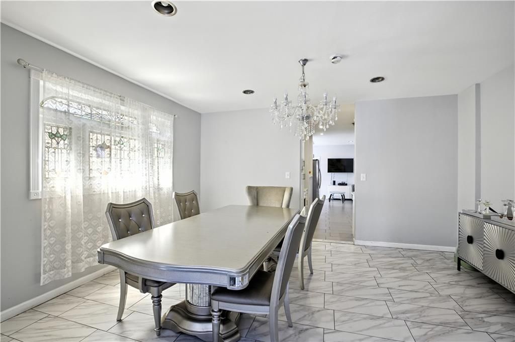 Chandelier, Dining room, Interior, Marble, Recessed Lighting