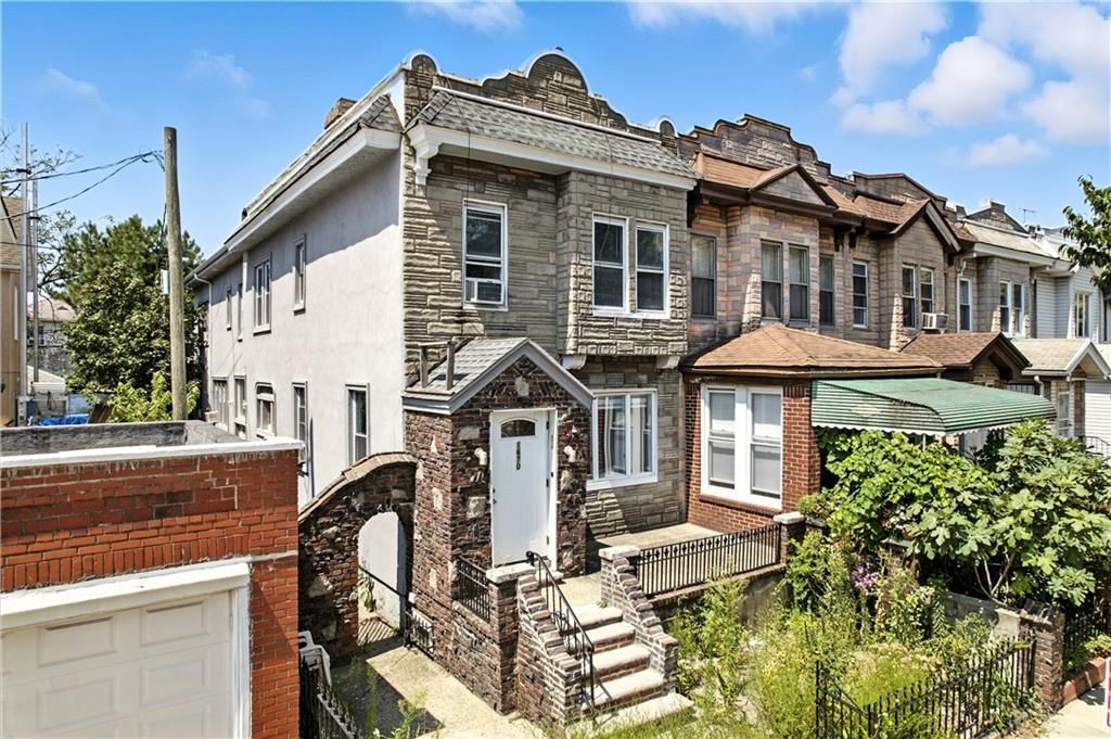 Exterior, Facade, Brick Facade, Rowhouse