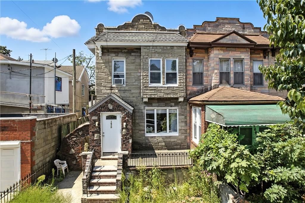 Exterior, Facade, Rowhouse