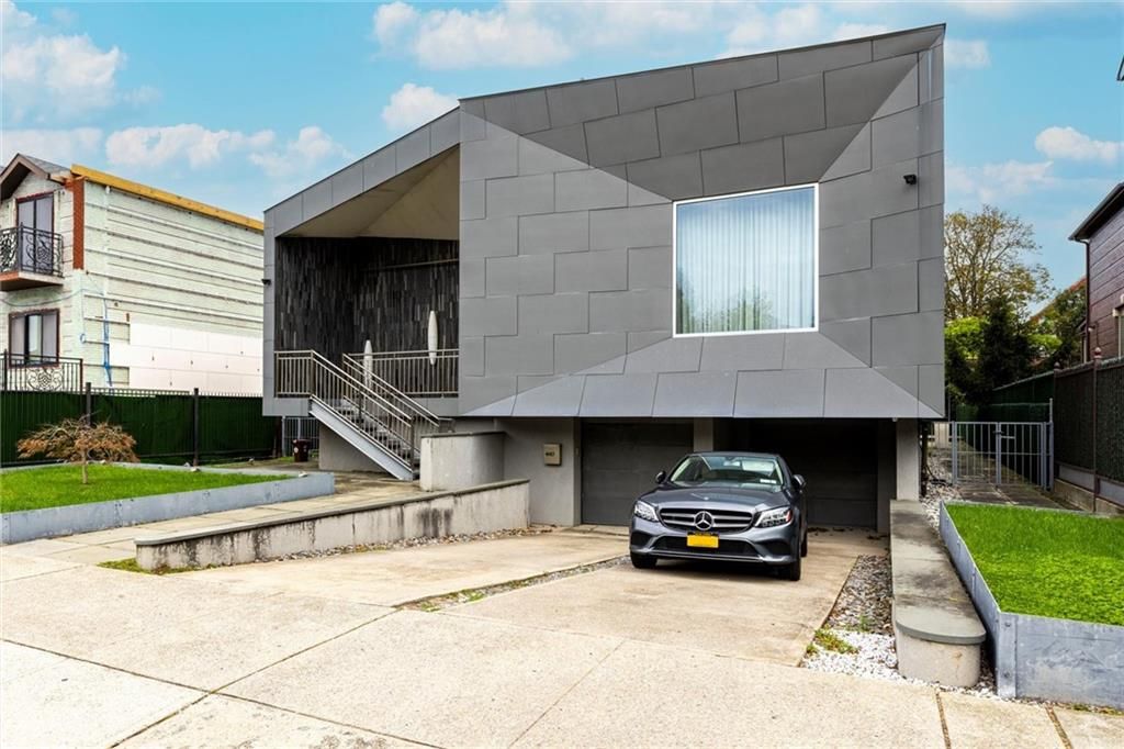 Exterior, Facade, Modern