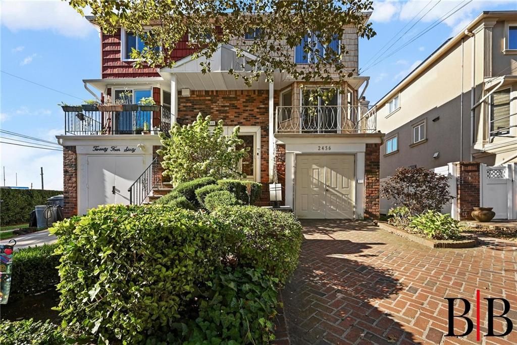 Attached, Exterior, Facade, Brick Facade, Modern