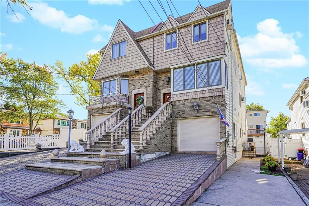 Attached, Exterior, Facade, Queen Anne Victorian