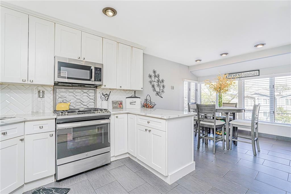 Dining room, Interior, Kitchen, Recessed Lighting, Stainless Steel Appliances