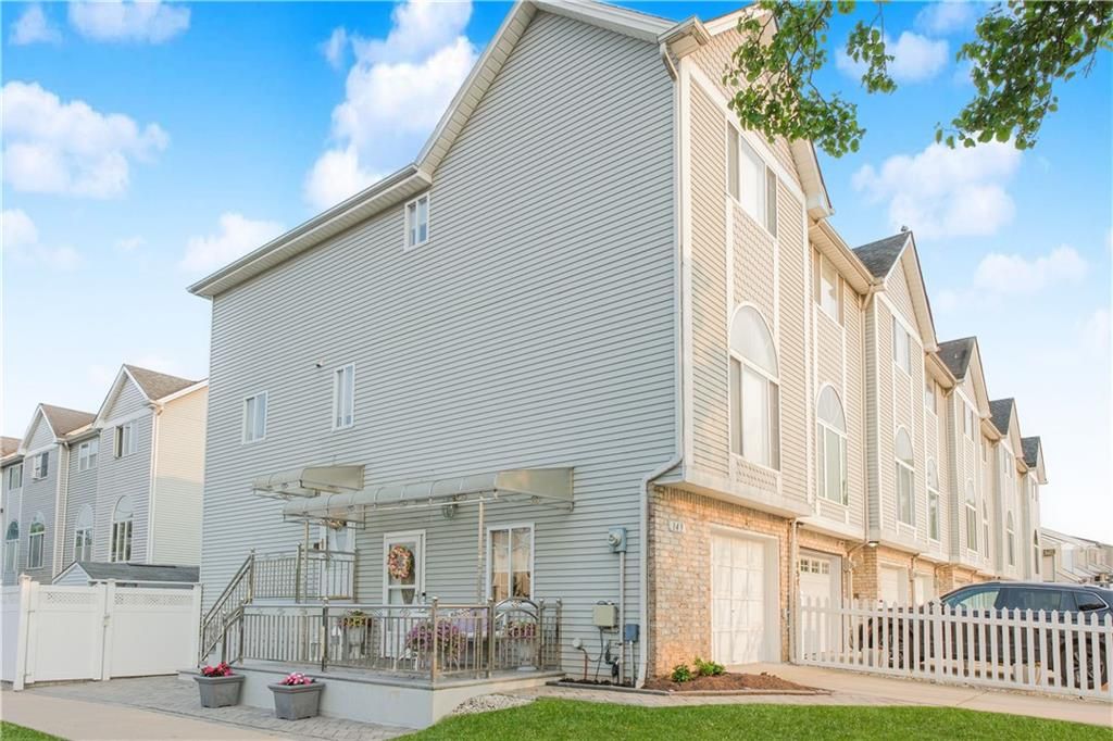 Attached, Exterior, Facade, Rowhouse