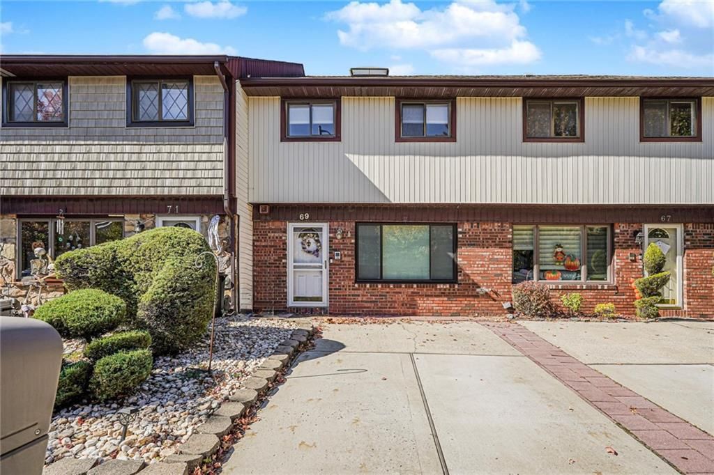 Exterior, Facade, Brick Facade, Rowhouse