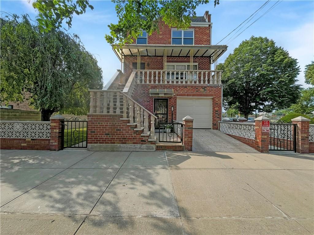 Attached, Exterior, Facade, Brick Facade, American Foursquare
