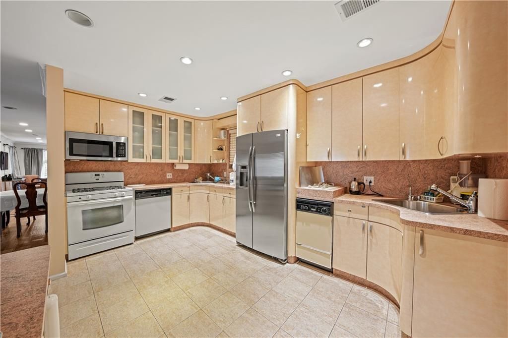 Dining room, Interior, Kitchen, Recessed Lighting, Stainless Steel Appliances
