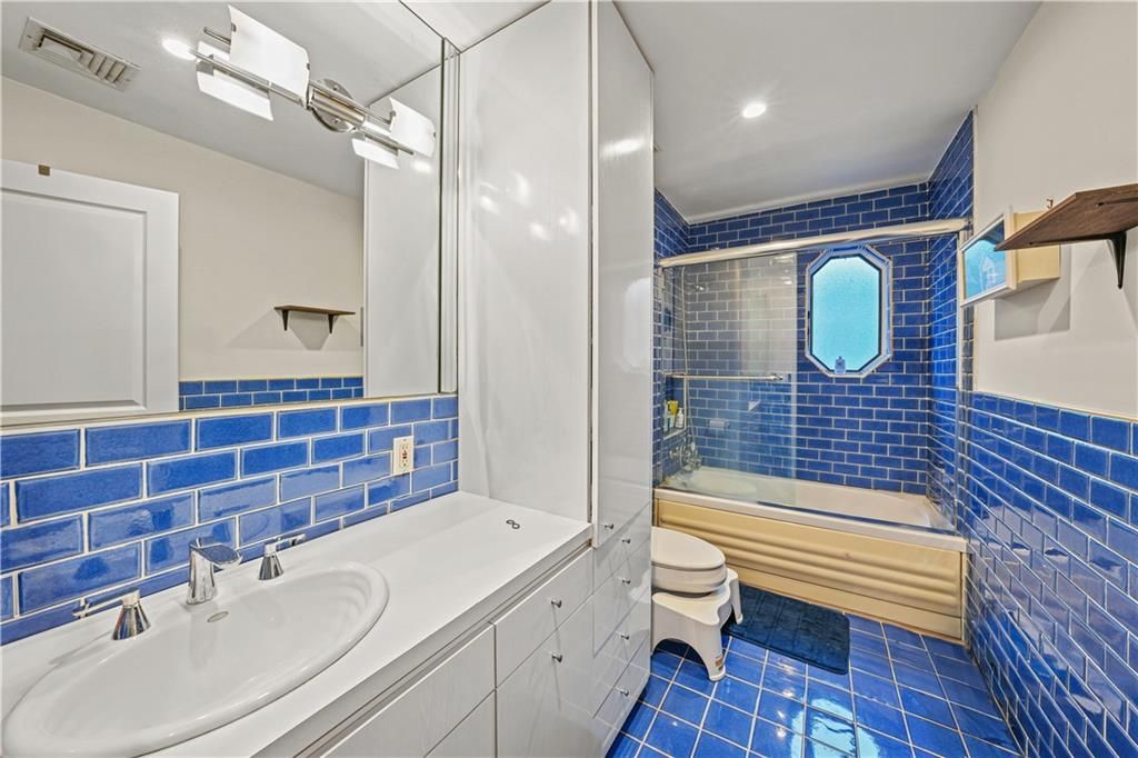 Bathroom, Interior, Recessed Lighting