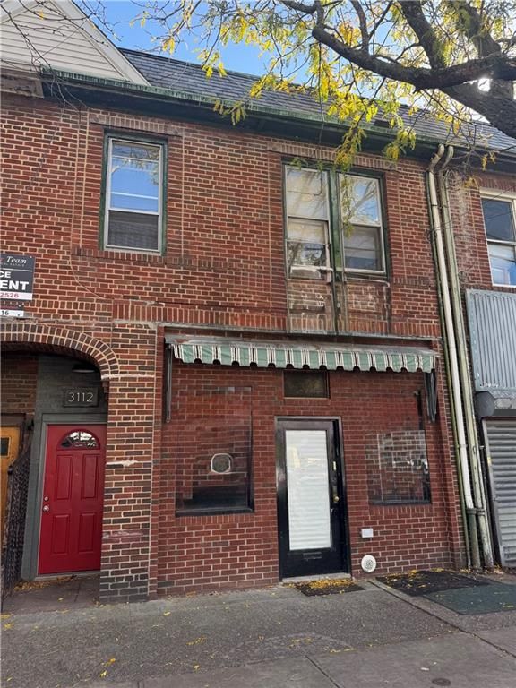 Exterior, Facade, Brick Facade, Rowhouse