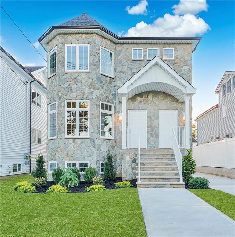 Exterior, Facade, Queen Anne Victorian