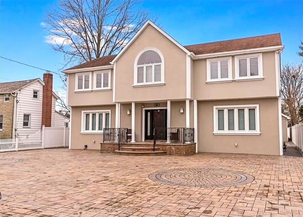 Exterior, Facade, Split Level