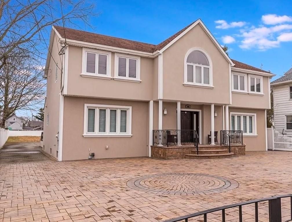 Exterior, Facade, Rowhouse