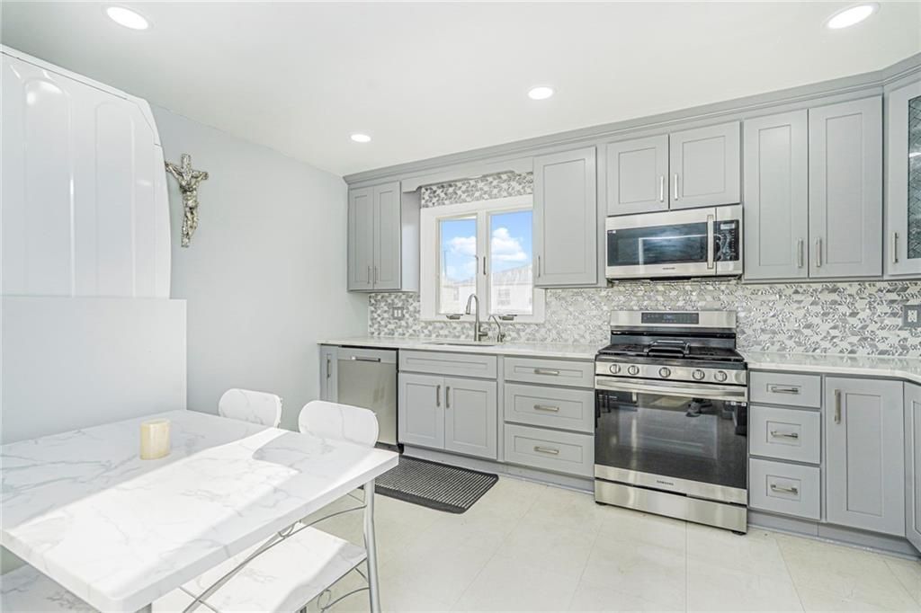 Dining room, Interior, Kitchen, Recessed Lighting, Stainless Steel Appliances