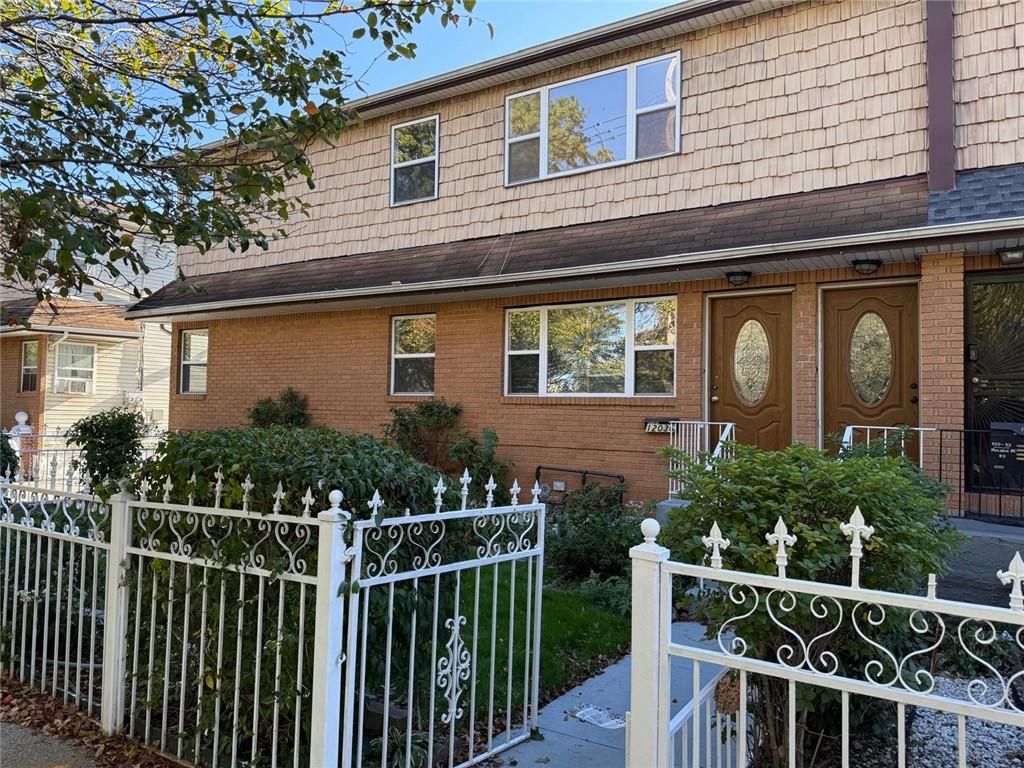 Exterior, Facade, Brick Facade, Georgian