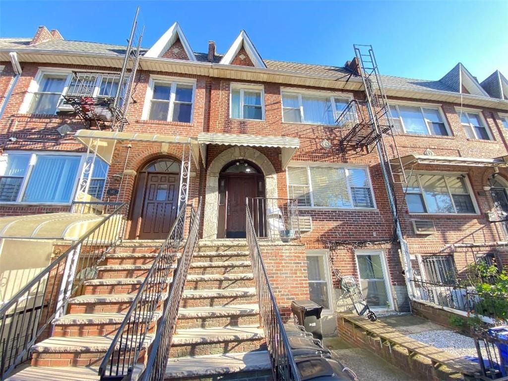 Exterior, Facade, Brick Facade, Rowhouse