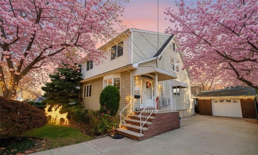 Attached, Exterior, Facade, Cape Cod