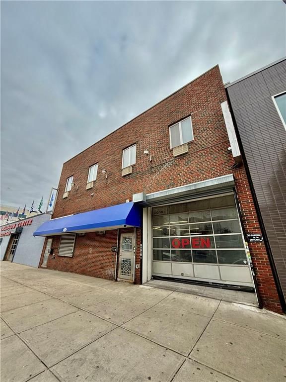 Exterior, Facade, Brick Facade, Brick Traditional