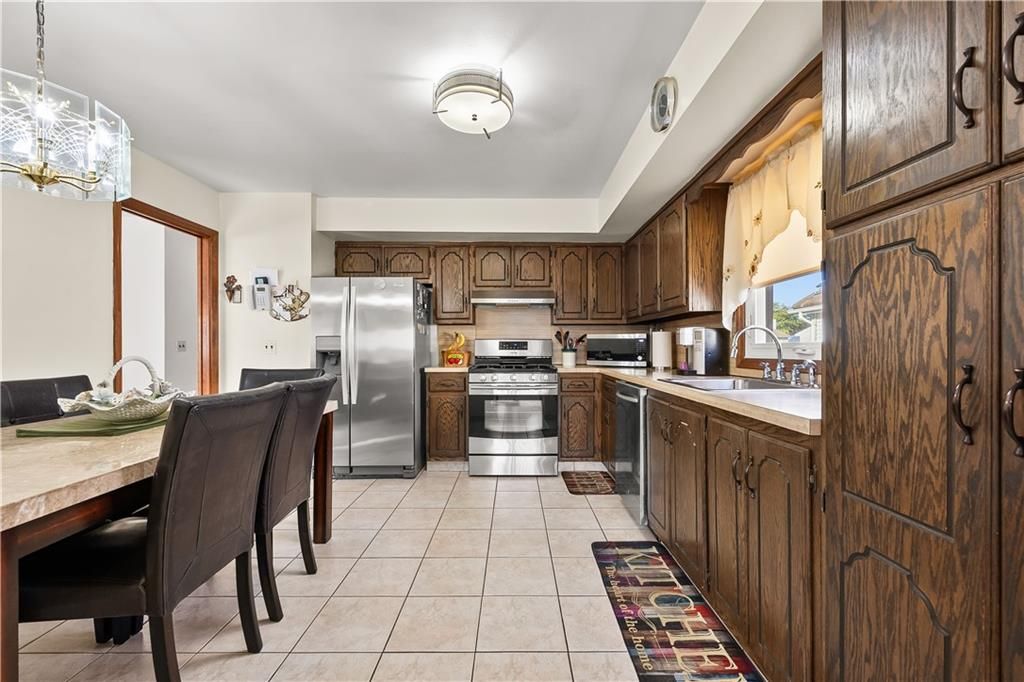 Dining room, Interior, Kitchen, Pendant Lights, Stainless Steel Appliances