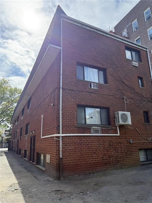 Exterior, Facade, Brick Facade, Rowhouse