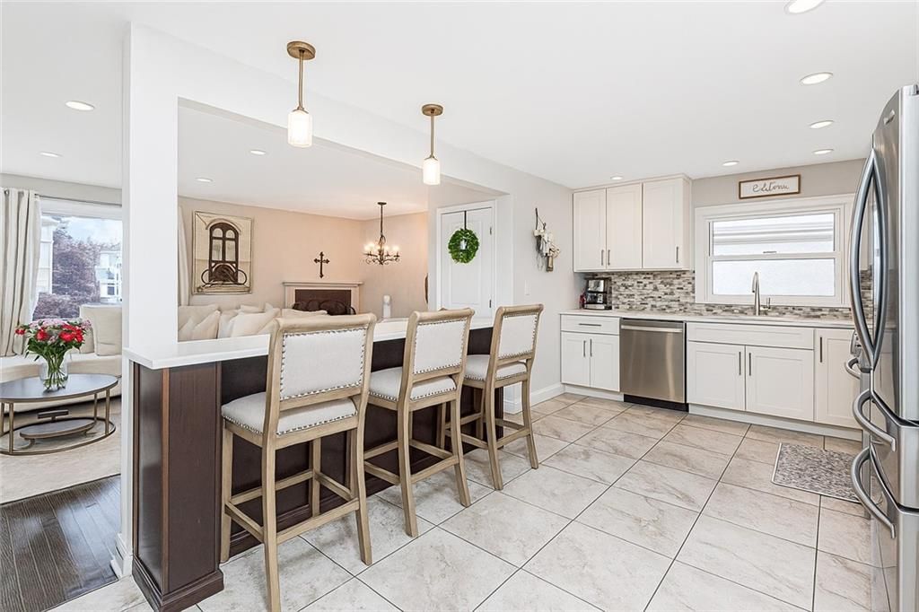 Dining room, Interior, Kitchen, Pendant Lights, Recessed Lighting, Stainless Steel Appliances