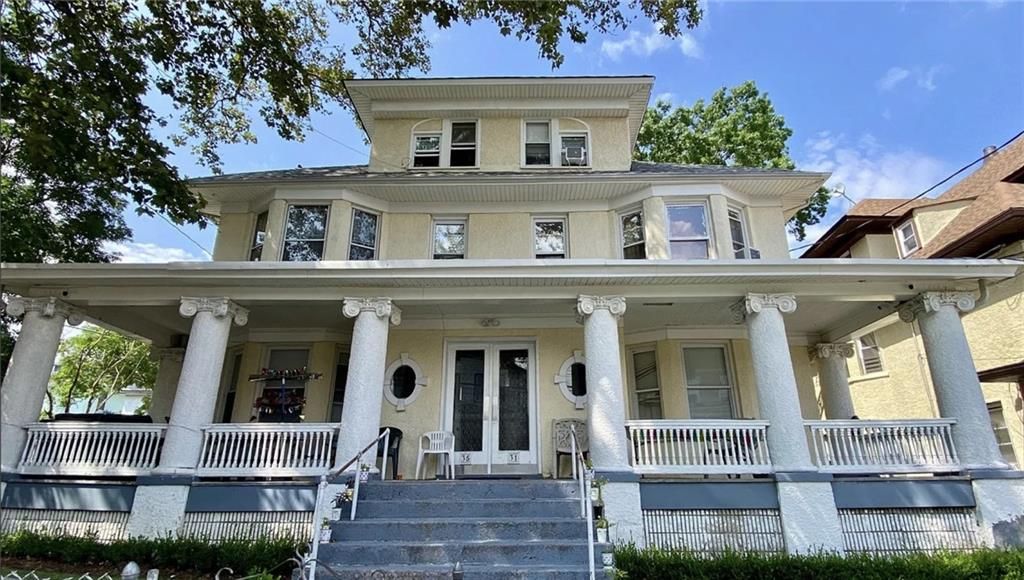 Exterior, Facade, American Foursquare