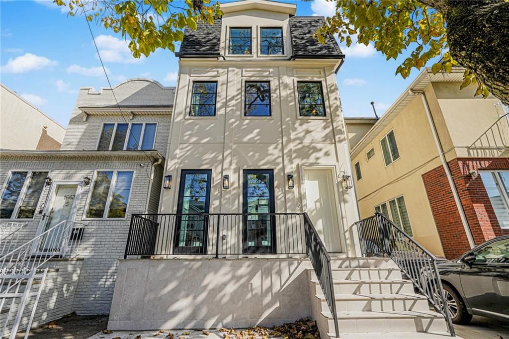 Exterior, Facade, Rowhouse