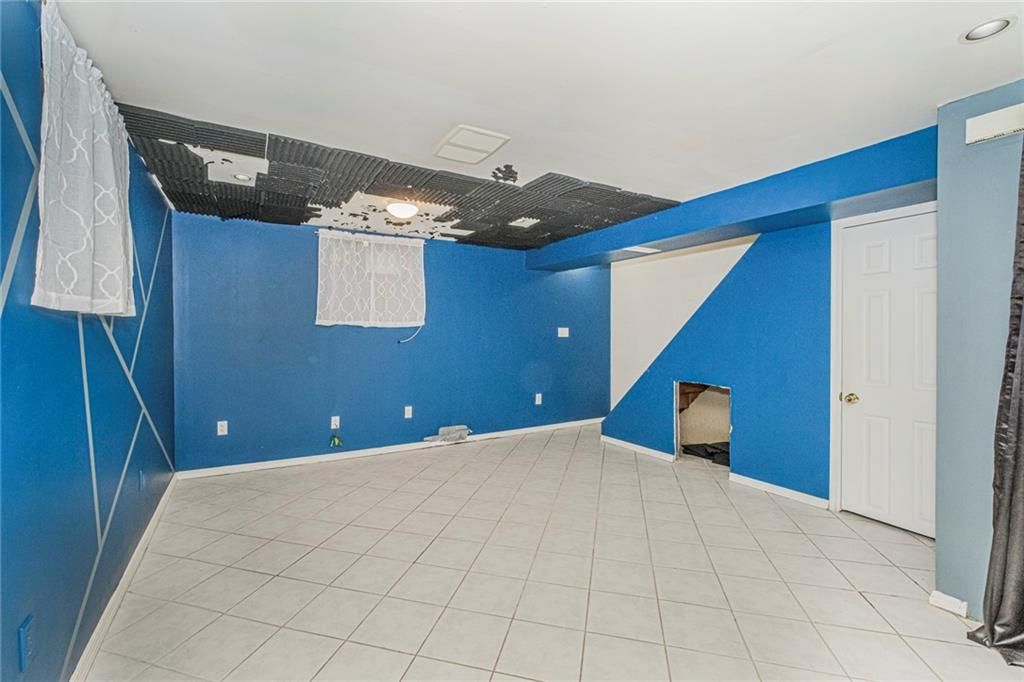 Empty room, Interior