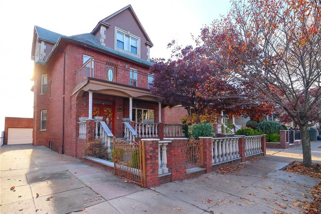 Exterior, Facade, Brick Facade, American Foursquare